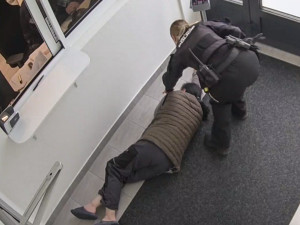 Cizinka položila cestovní pas na okénko ve služebně policie a pak vestoje tvrdě usnula