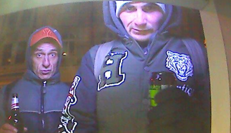 Zloděj okradl spícího muže, vzal mu platební kartu a hned pospíchal k bankomatu