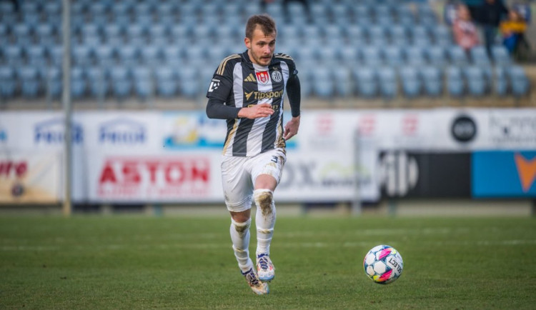 Talentovaný bek Hodouš končí v Dynamu. Sparta ho stáhla zpět a posílá do Liberce