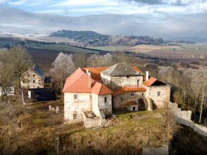 S opravou hradu Opálka pomáhají jeho majitelce se svým projektem i studenti stavitelství