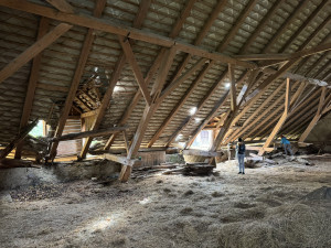 Čtyři studentky se zaměřily na renovaci střechy seníku nad pivovarskými sklepy z 19. století