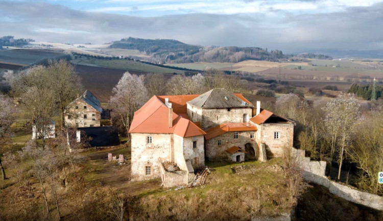 Hrad Opálka se nachází v podhůří Šumavy nedaleko od Strážova na Klatovsku