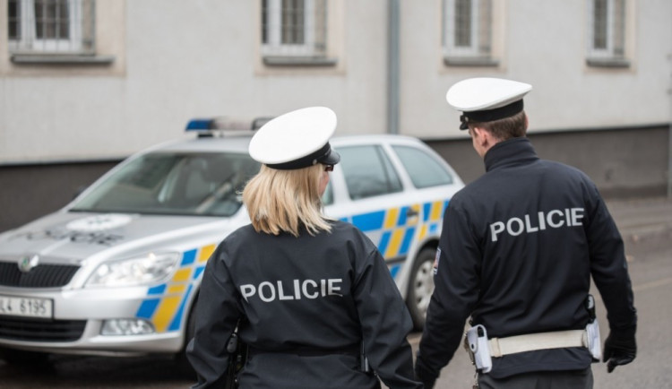 Policie pátrala po muži, který byl u bankomatu v Přerově. Zmizely z něho zapomenuté peníze