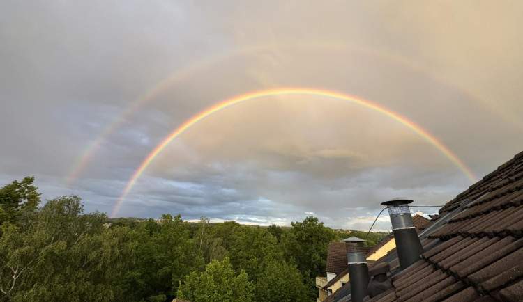 Když příroda kouzlí. Oblohu nad Budějovicemi zdobila krásná dvojitá duha