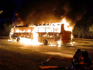 Autobus se proměnil v ohnivou kouli. Vysoko šlehající plameny poškodily i veřejné osvětlení