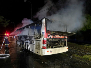 Autobus se proměnil v ohnivou kouli. Vysoko šlehající plameny poškodily i veřejné osvětlení