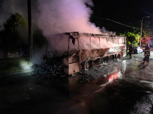 Autobus se proměnil v ohnivou kouli. Vysoko šlehající plameny poškodily i veřejné osvětlení