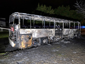 Autobus se proměnil v ohnivou kouli. Vysoko šlehající plameny poškodily i veřejné osvětlení