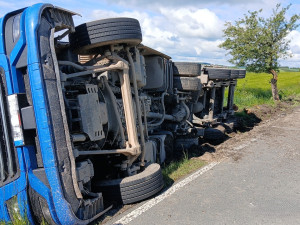 Náklaďák s kamením a hlínou sjel u Mrtníku příkopu a havaroval