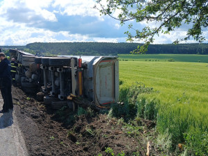 Náklaďák s kamením a hlínou sjel u Mrtníku příkopu a havaroval