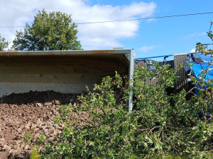 Náklaďák s kamením a hlínou sjel u Mrtníku příkopu a havaroval