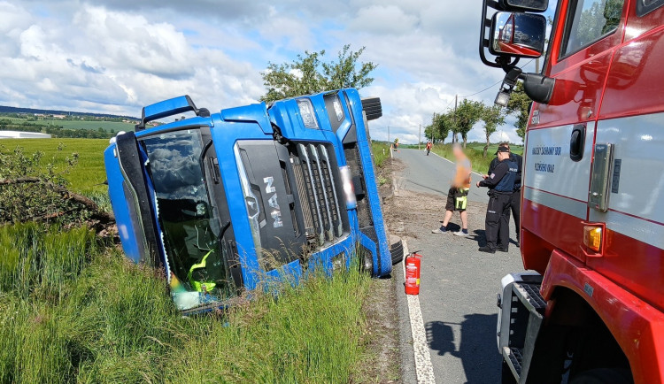 Náklaďák s kamením a hlínou sjel u Mrtníku příkopu a havaroval