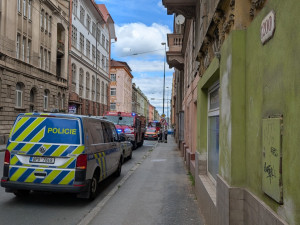 Kvůli požáru v centru města odpojily dopravní podniky trakční vedení trolejbusů