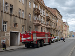 Kvůli požáru v centru města odpojily dopravní podniky trakční vedení trolejbusů