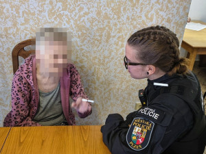 Jednadevadesátiletá seniorka přišla bosá do restaurace, byla ztracená a zmatená