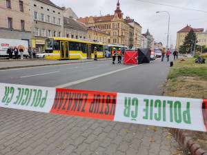 Muž nepřežil střet s tramvají, která jeho tělo vlekla stovky metrů dál po trati