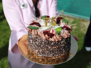 Mateřinka s nejkrásnější zahradou oslavila pětasedmdesát let od svého vzniku v retro stylu