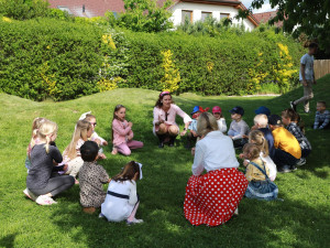 Mateřinka s nejkrásnější zahradou oslavila pětasedmdesát let od svého vzniku v retro stylu