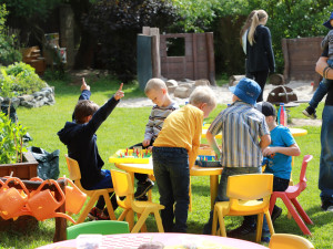 Mateřinka s nejkrásnější zahradou oslavila pětasedmdesát let od svého vzniku v retro stylu