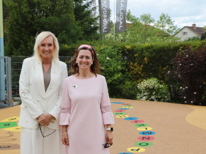 Mateřinka s nejkrásnější zahradou oslavila pětasedmdesát let od svého vzniku v retro stylu