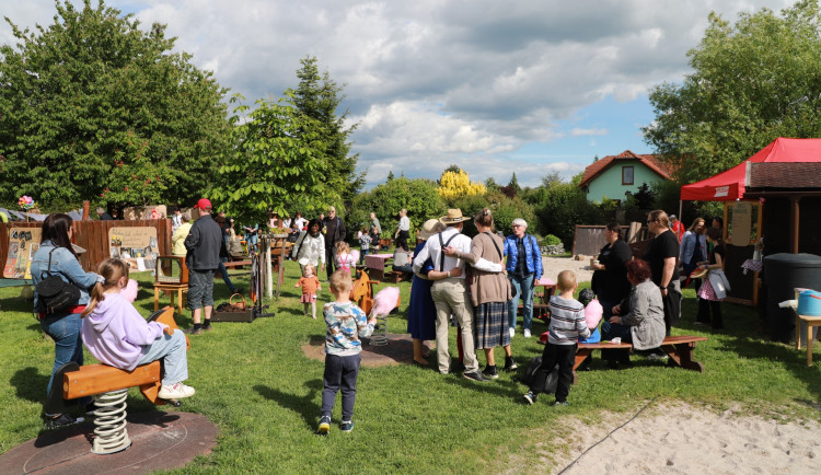 Mateřinka s nejkrásnější zahradou oslavila pětasedmdesát let od svého vzniku v retro stylu