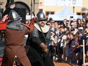 Náměstí se změnilo ve středověké kolbiště, město slaví 730 let od svého založení