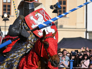 Náměstí se změnilo ve středověké kolbiště, město slaví 730 let od svého založení