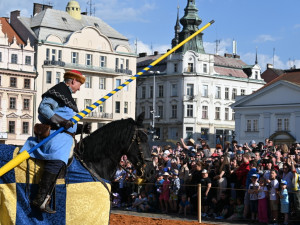 Náměstí se změnilo ve středověké kolbiště, město slaví 730 let od svého založení