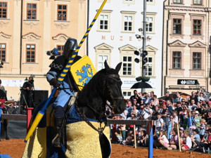 Náměstí se změnilo ve středověké kolbiště, město slaví 730 let od svého založení