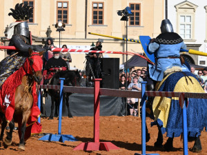 Náměstí se změnilo ve středověké kolbiště, město slaví 730 let od svého založení