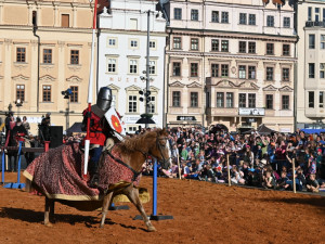 Náměstí se změnilo ve středověké kolbiště, město slaví 730 let od svého založení