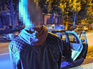 Strážníky zaujala podivná jízda a ještě podivnější chování posádky auta