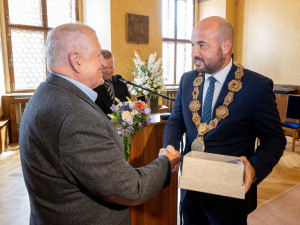 Karel Sedláček byl v srpnu 1968 hlasem svobodného vysílání. Ted převezal prestižní cenu