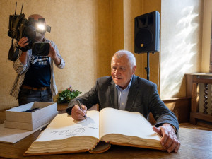 Karel Sedláček byl v srpnu 1968 hlasem svobodného vysílání. Ted převezal prestižní cenu