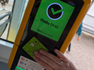 Zaplatit jízdenku bankovní kartou už je možné na všech terminálech v plzeňské MHD