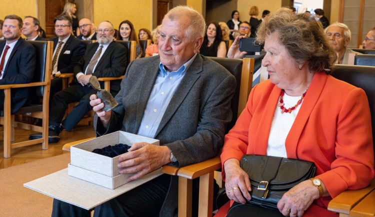 Karel Sedláček byl v srpnu 1968 hlasem svobodného vysílání. Ted převzal prestižní cenu. Na snímku společně s manželkou