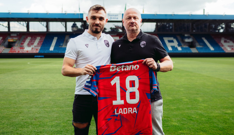 Fotbalová Plzeň ukázala další posilu, dres s číslem 18 oblékne záložník Ladra