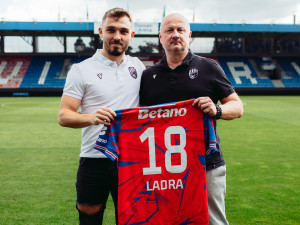 Fotbalová Plzeň ukázala další posilu, dres s číslem 18 oblékne záložník Ladra