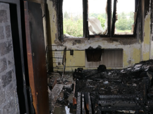 Ze msty muž zapálil ubytovnu, kladivem zdemoloval auto a ohrozil životy 68 lidí