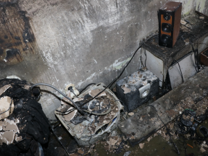 Ze msty muž zapálil ubytovnu, kladivem zdemoloval auto a ohrozil životy 68 lidí