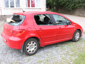 Ze msty muž zapálil ubytovnu, kladivem zdemoloval auto a ohrozil životy 68 lidí