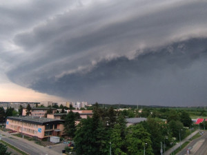 Meteorologové očekávají zatím nejsilnější bouřky, varují i před kroupami a supercelami
