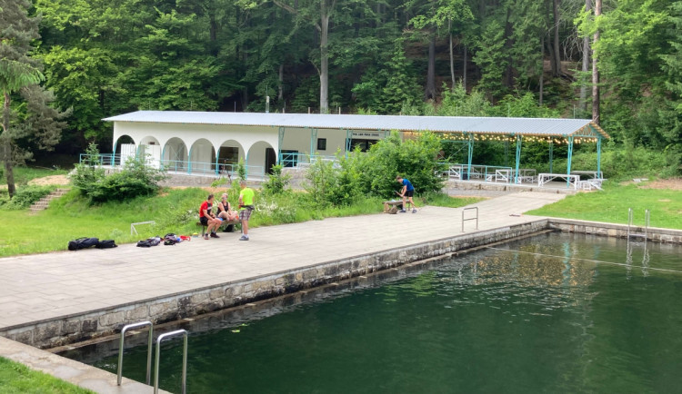 Otevření nového zázemí Lesního koupaliště se odsouvá. Nestihla se kolaudace