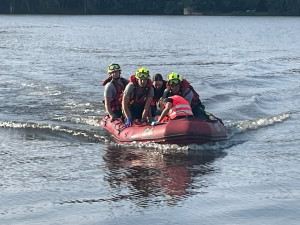 Záchrana přes přehradu. Svědci se záchranáři bojovali o život cyklisty v nepřístupném terénu