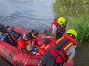 Záchrana přes přehradu. Svědci se záchranáři bojovali o život cyklisty v nepřístupném terénu