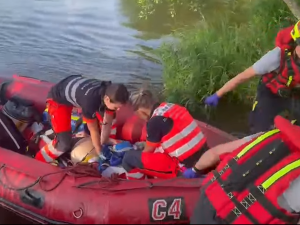 Záchrana přes přehradu. Svědci se záchranáři bojovali o život cyklisty v nepřístupném terénu