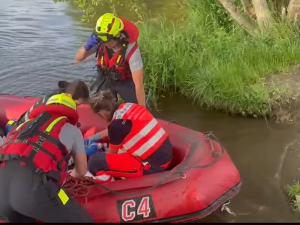 Záchrana přes přehradu. Svědci se záchranáři bojovali o život cyklisty v nepřístupném terénu