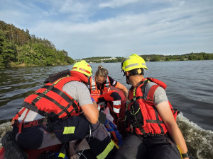 Záchrana přes přehradu. Svědci se záchranáři bojovali o život cyklisty v nepřístupném terénu