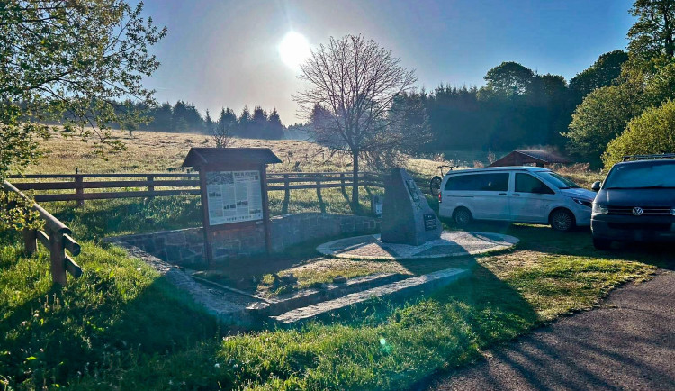 Fotografie publikujeme se svolením starosty Pavla Valdmana. Stotisícová pokuta hrozí dvěma řidičům za parkování u slavného šumavského památníku