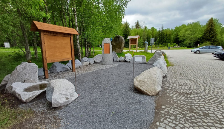 Nový pomník na Grubergu má před slavnostním odhalením ještě zakryté desky